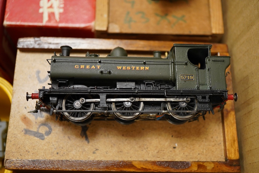 Six EM gauge Southern Railway kit built locomotives; two class 57xx 0-6-0PT, an SR class N15, 763, a Wills Finecast kit for an SR Schools Class, a part built GWR 2-6-0, and a part built kit for a 4-4-0 tender locomotive